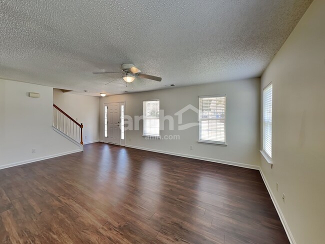 Foto del edificio - 125 Everett Park Dr