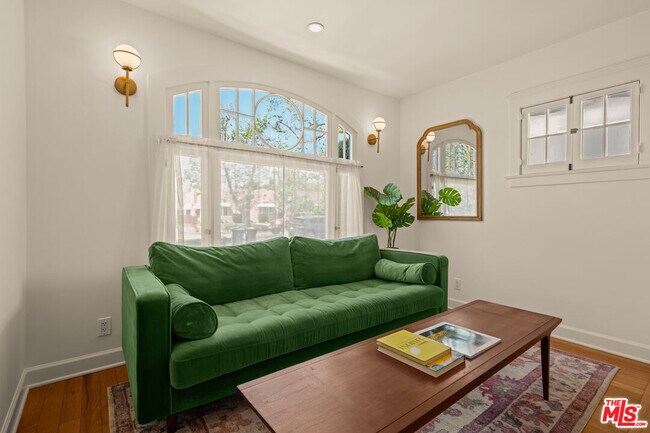 Foto del edificio - 944 S Hudson Ave