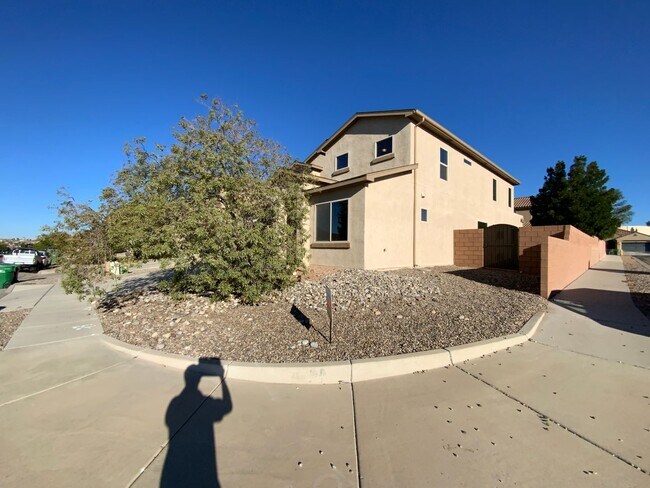 Building Photo - 4 Bedroom Home Available Near Golf Course ...