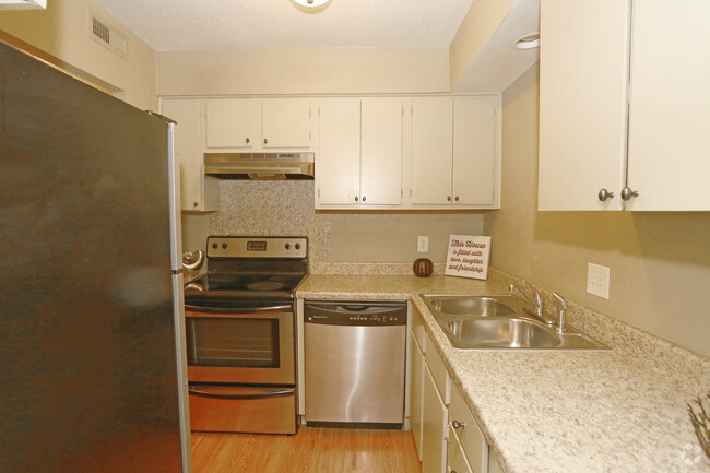 2BR, 1BA - 912SF - Kitchen - Britton Crossing