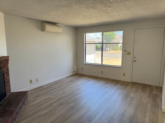 Foto del edificio - Large single level 2-bedroom/1 bath duplex in Springfield!