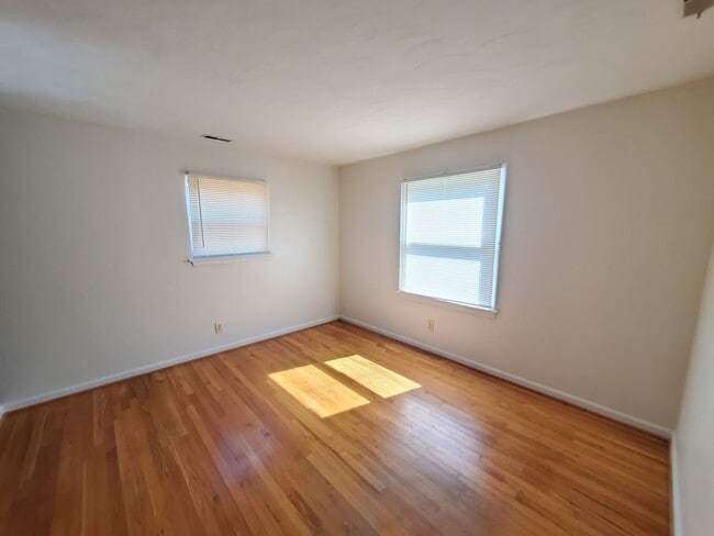 Building Photo - 4 bedroom and 2 and a half single family h...