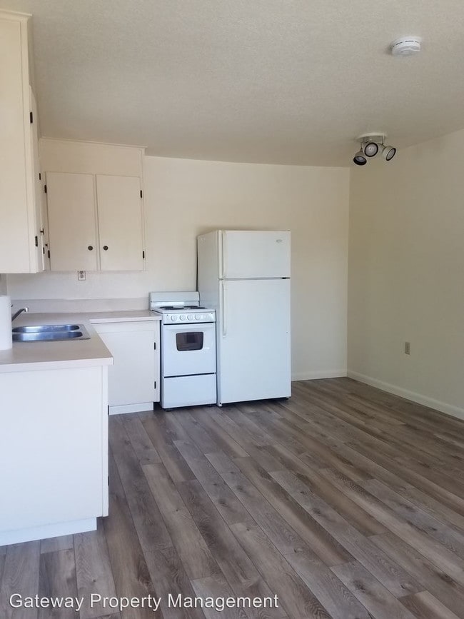 Building Photo - 1 br, 1 bath Apartment - 220 E WILSON ROAD