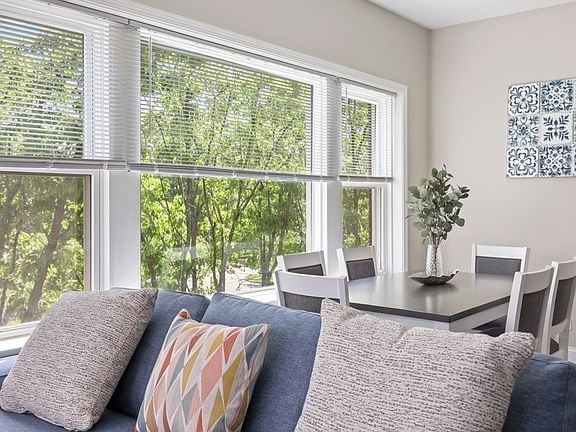 Foto del edificio - 1111 Bonnie Brae Pl