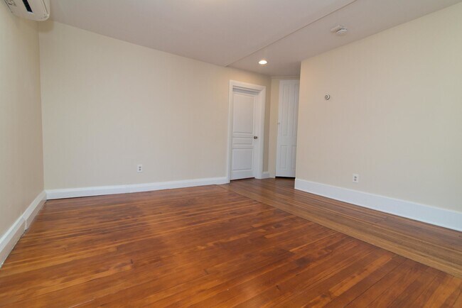 Foto del edificio - 317 W 2nd St
