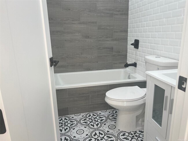 Building Photo - 172 Herzl St