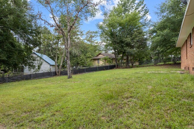 Building Photo - Beautiful Three Bedroom Home!