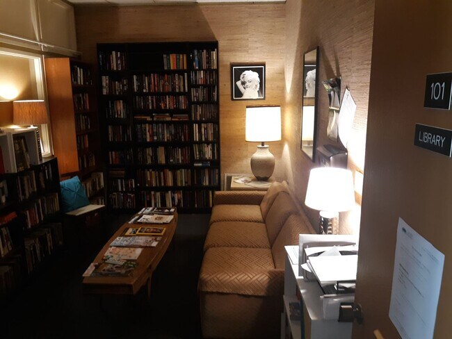 Foto del edificio - Marvellous Two Bedroom Condo With Perks!