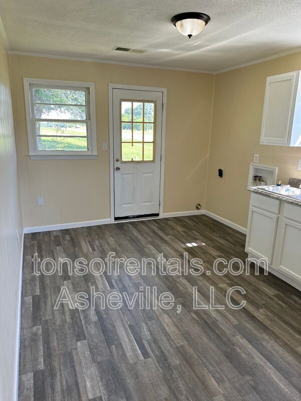 Building Photo - 3126 US-221