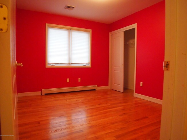 Building Photo - 216 Sneden Ave