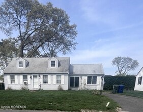 Building Photo - 241 Pinewood Ave