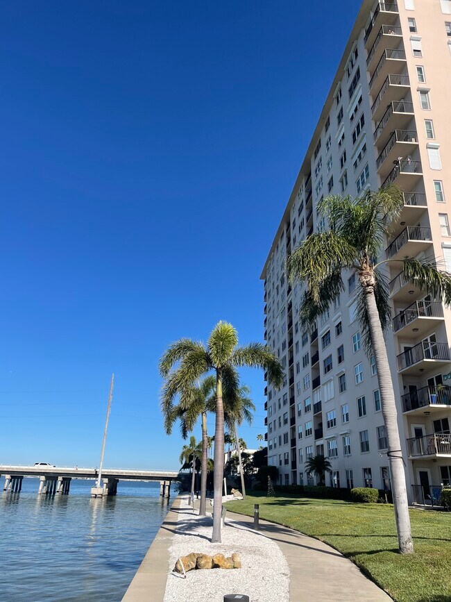 Foto del edificio - 5220 Brittany Dr S