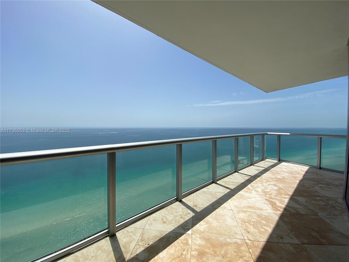 Foto principal - 17001 Collins Ave