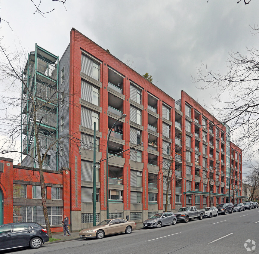 Building Photo - Four Sisters Housing Co-Op High Rise