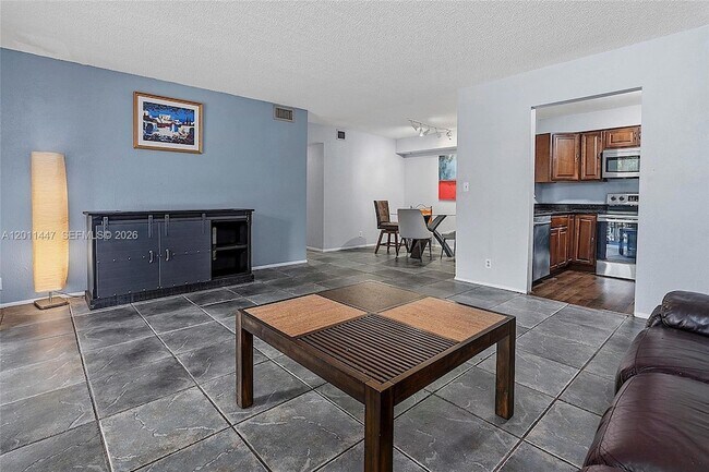 Foto del edificio - 3083 N Oakland Forest Dr
