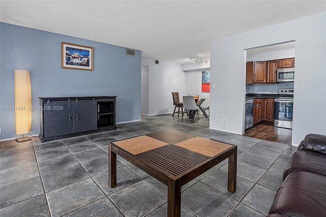 Building Photo - 3083 N Oakland Forest Dr