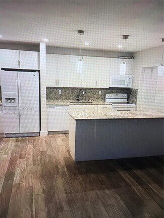 Building Photo - 13864 SW 90th Ave