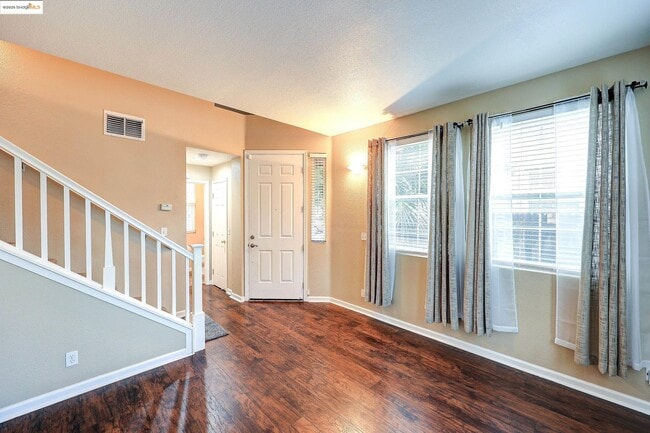 Building Photo - 220 Whispering Oaks Ct