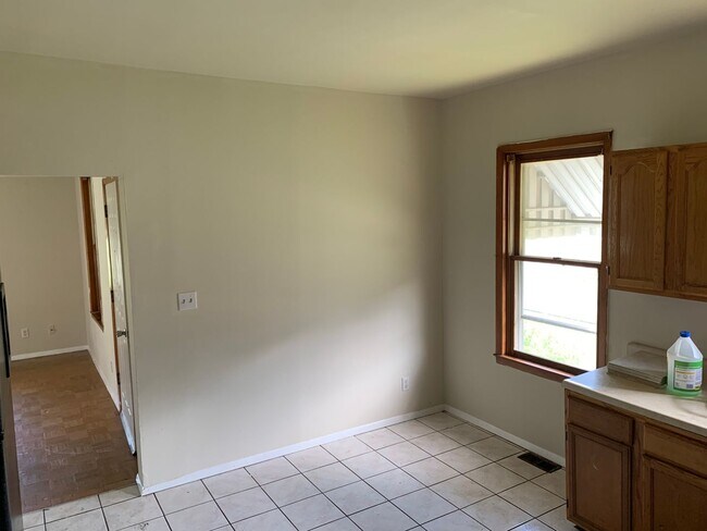 Building Photo - Introducing a charming 2-bedroom, 1-bathro...