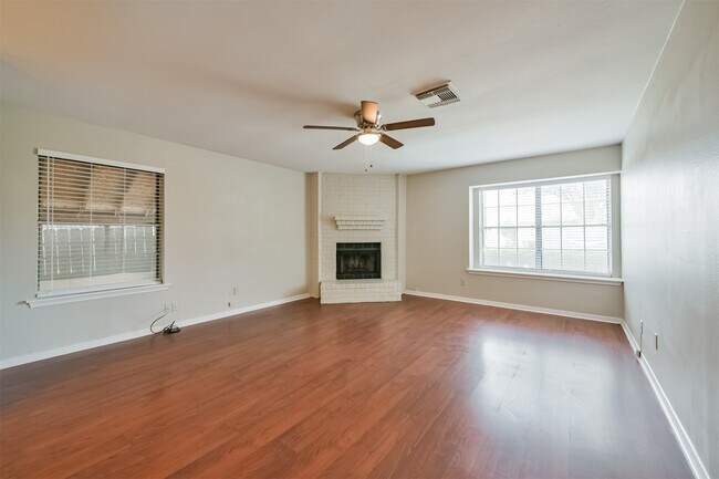 Foto del edificio - 4655 Orange Cir S