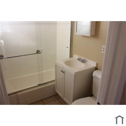 Building Photo - Charming 2-Bed Townhouse with Private Balc...