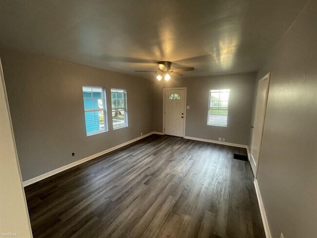 Building Photo - 1 br, 1 bath Duplex - 1517 North Chester A...