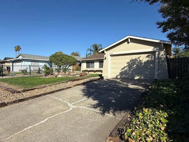 Building Photo - 3 bed 1 bath available in North Highlands!