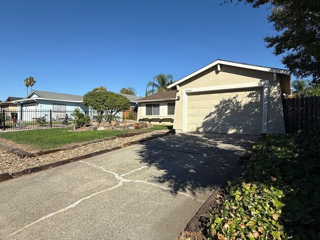 Foto del edificio - 3 bed 1 bath available in North Highlands!