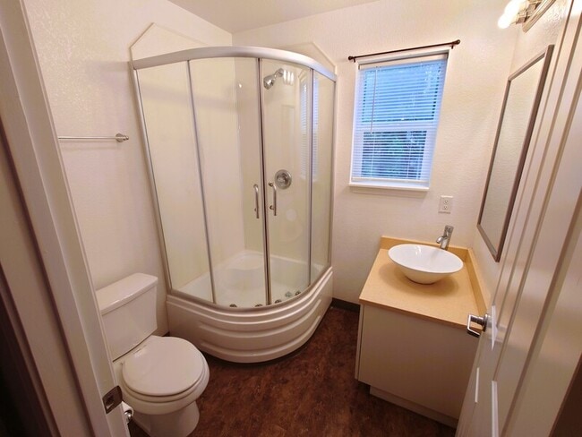 Building Photo - 704 W 6th St