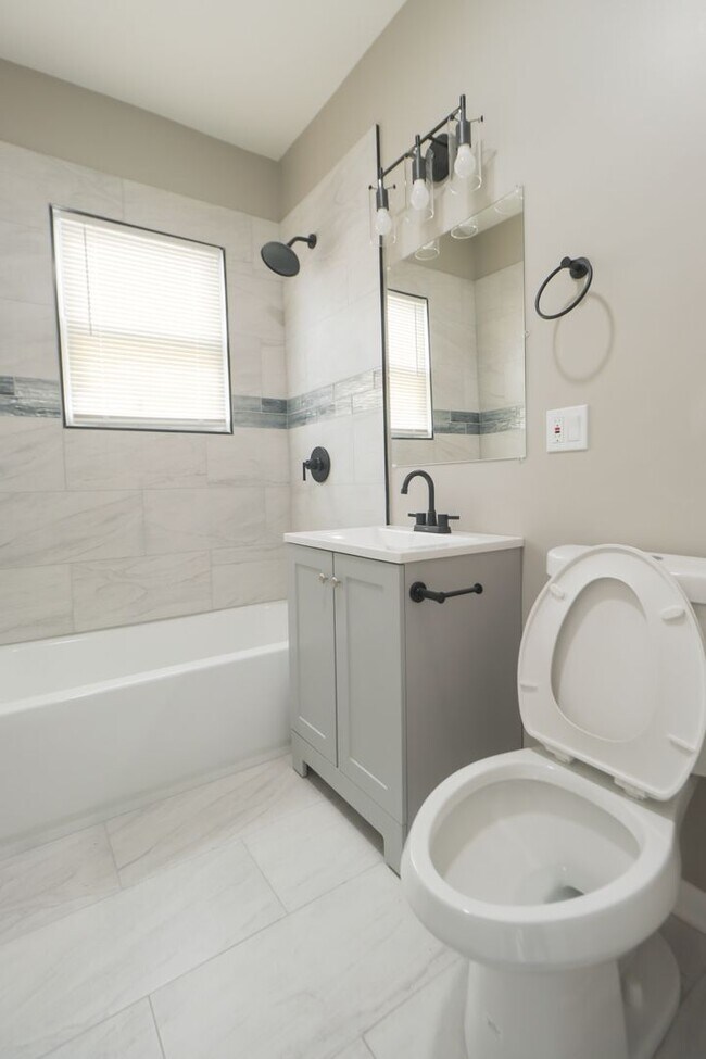 Foto del edificio - 4108 Grand Blvd