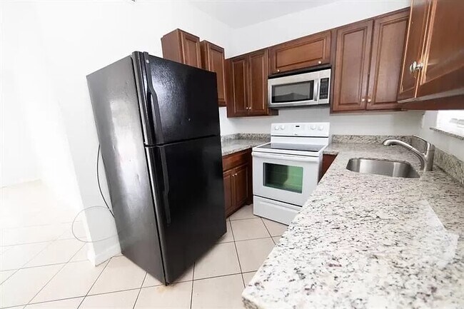 kitchen - 2900 NW 5th Ct