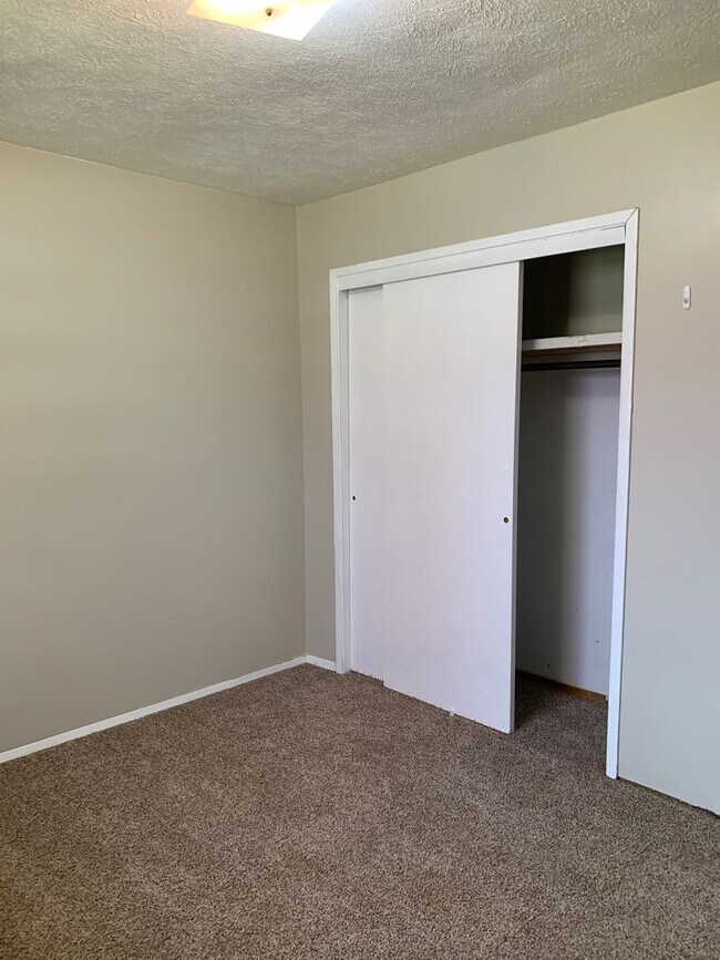 Foto del edificio - Nice 3 bedroom 1 bathroom Corner Lot avail...