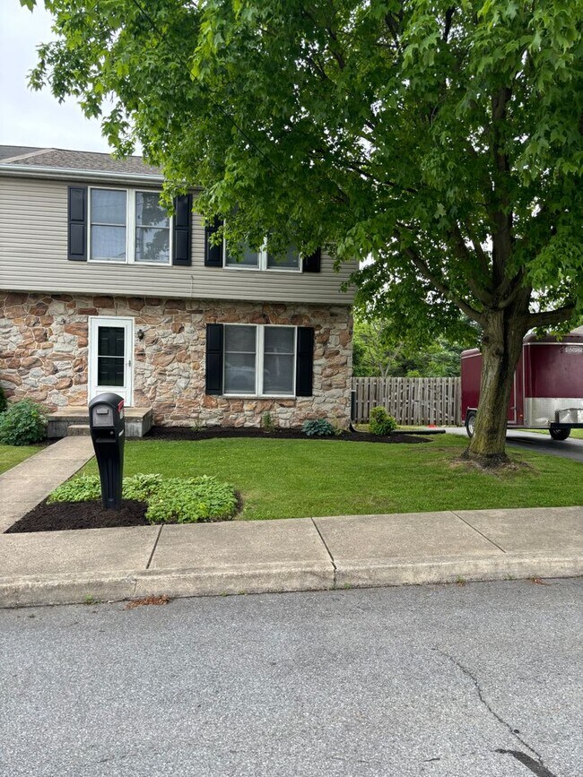 Foto del edificio - Gorgeous 3 Bedroom 1.5 Bathroom with Huge ...