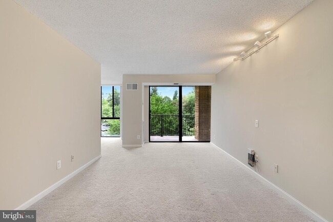 Building Photo - 2300 Pimmit Dr