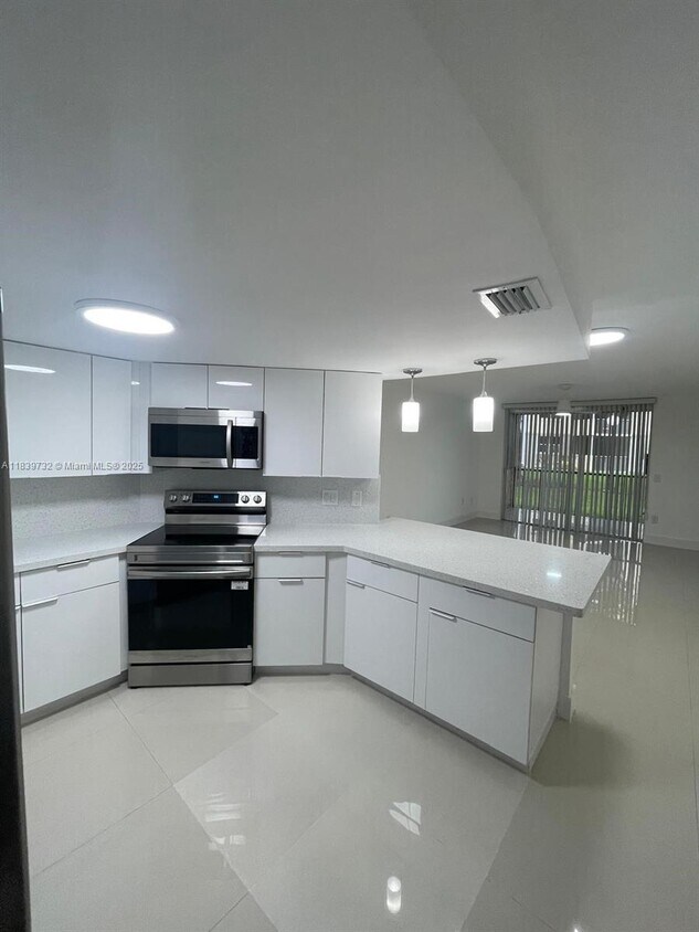 Foto principal - 8225 Lake Dr