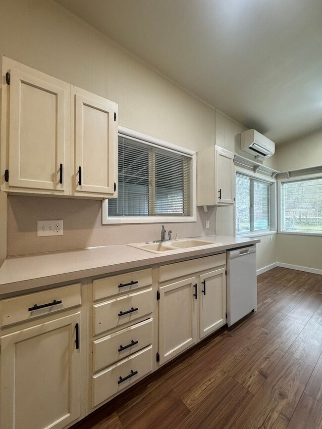 Building Photo - (HAR2) 2 Bedroom, 1 Bath Single Family Home