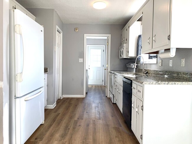 Building Photo - 411 Sideline Dr