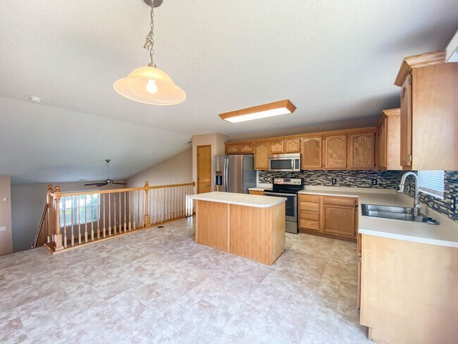 Building Photo - 3 Bedroom, 2.5 Bath fenced yard!