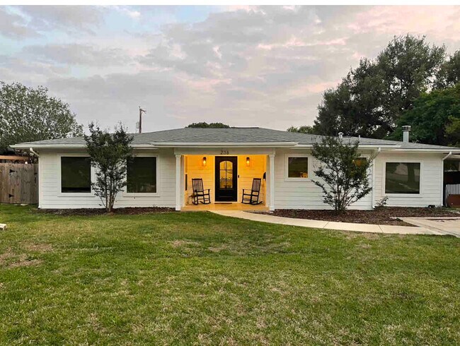 Building Photo - 236 Lyman Dr