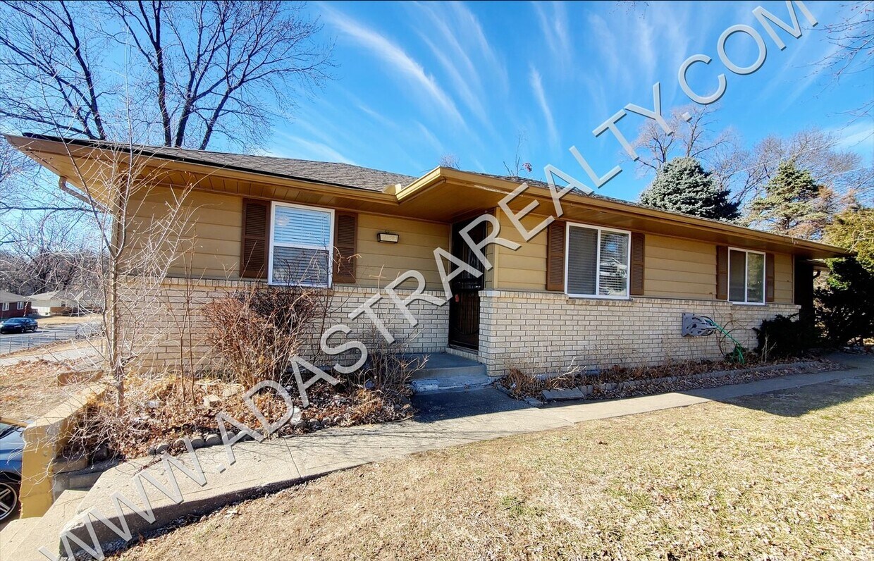 Primary Photo - Nicely updated duplex near Kansas City sch...