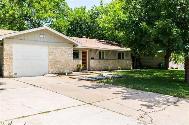 Building Photo - 8101 Logwood Dr