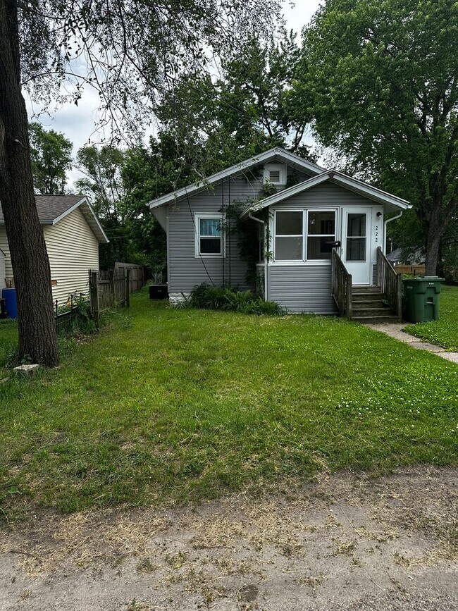 Building Photo - Updated Home Available July 1st