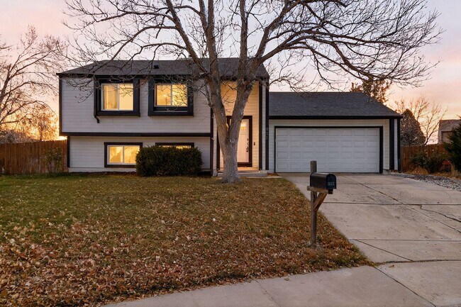 Building Photo - Stunning Home with Fenced Yard and Central AC