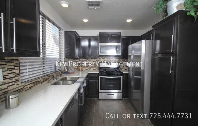 Building Photo - MODERN 3 BR TOWNHOME W/ 2 MASTER BR'S RIGH...