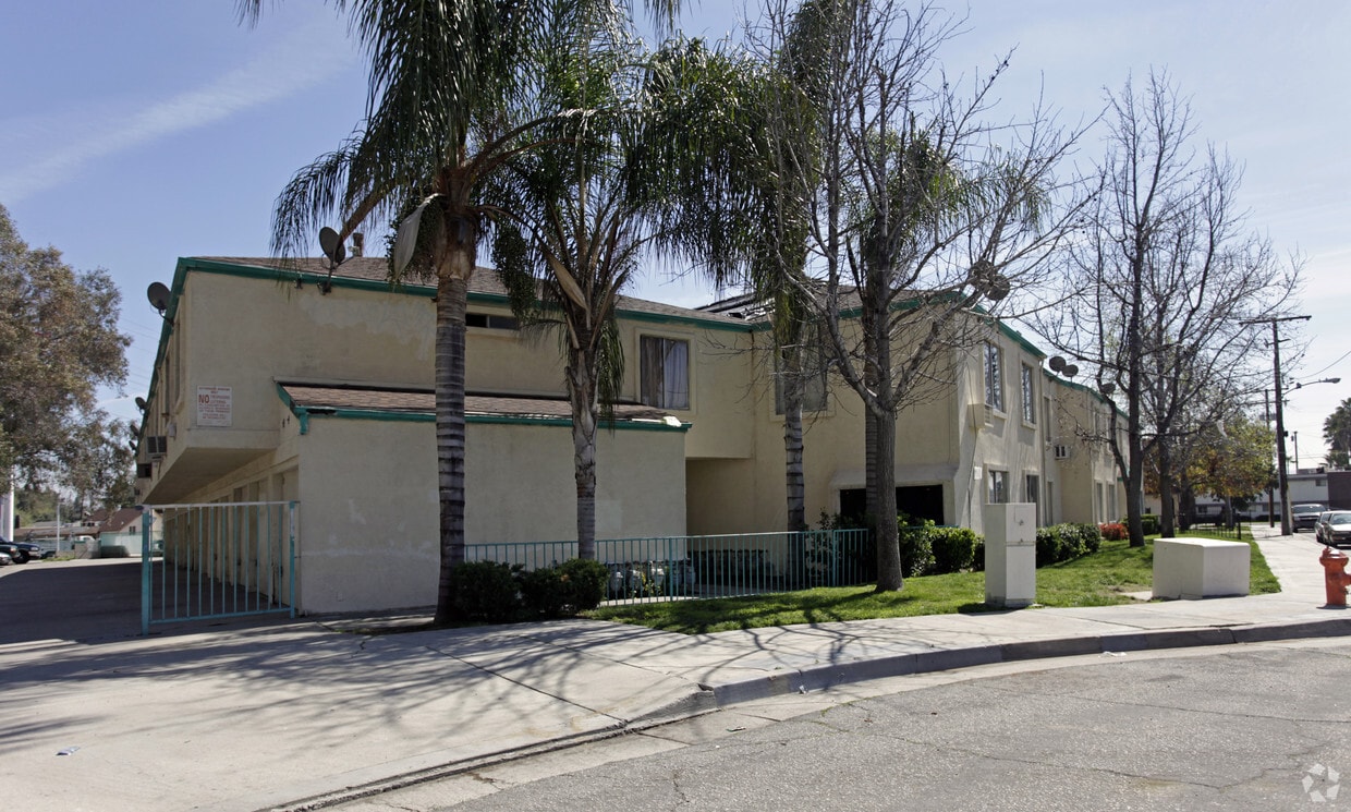 Primary Photo - 2741 Park Ave