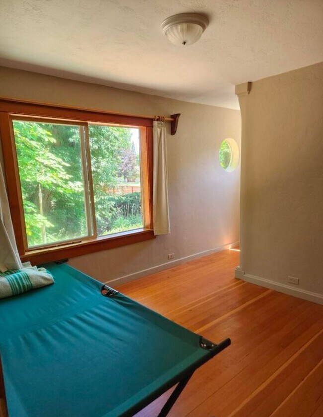 Foto del edificio - Renovated In-Town Home with Creek & Garage