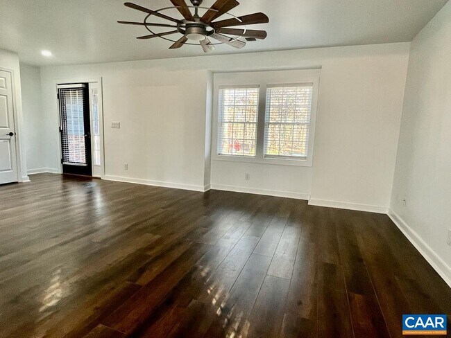 Building Photo - 1500 Running Deer Dr