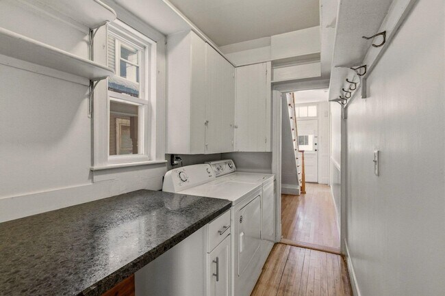Building Photo - 514 Middle Street