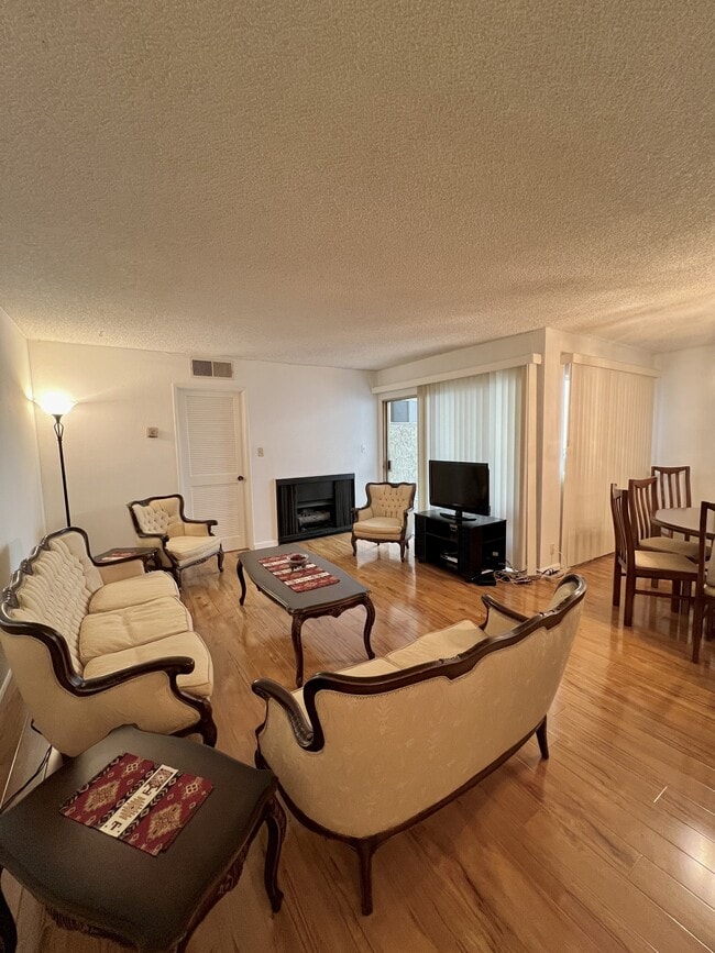 living room, furniture optional - 1339 N Columbus Ave
