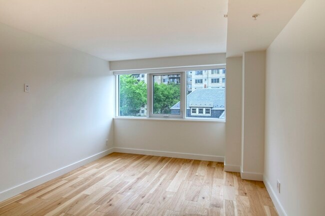 Building Photo - 3460 Rue Peel